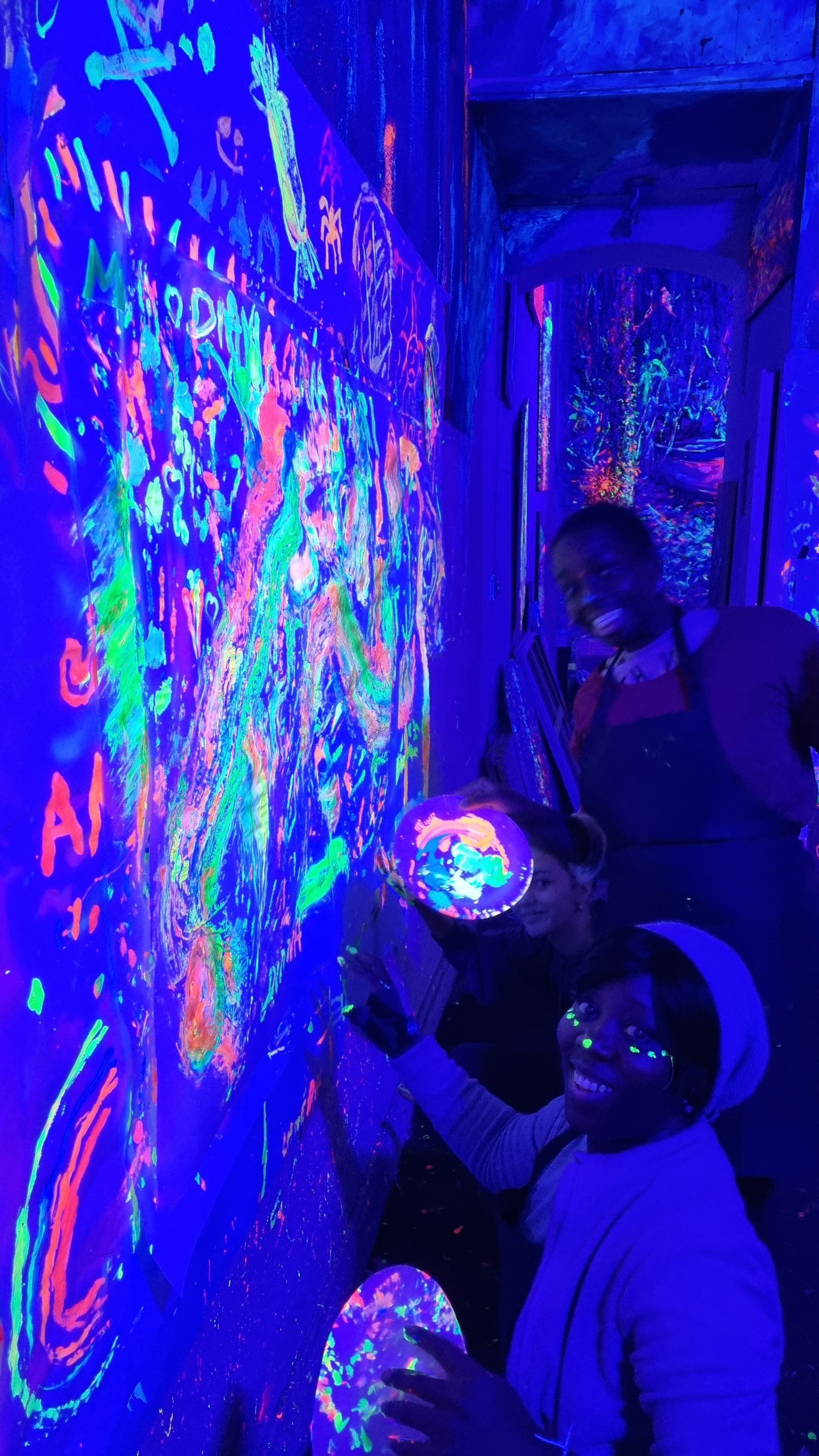 Peibture fluo avec les mains