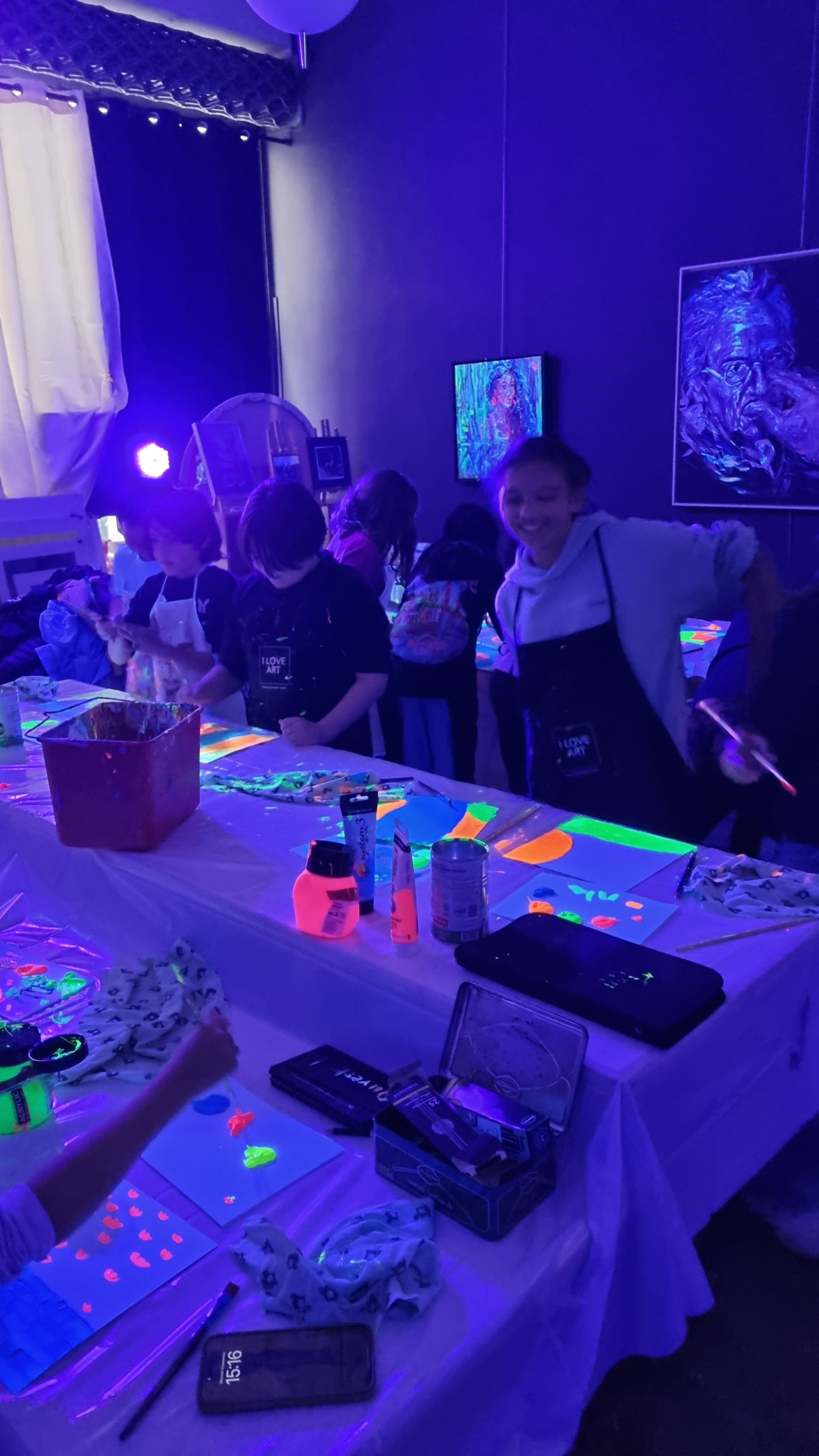 Mercredi aprèm: peinture fluo kids!